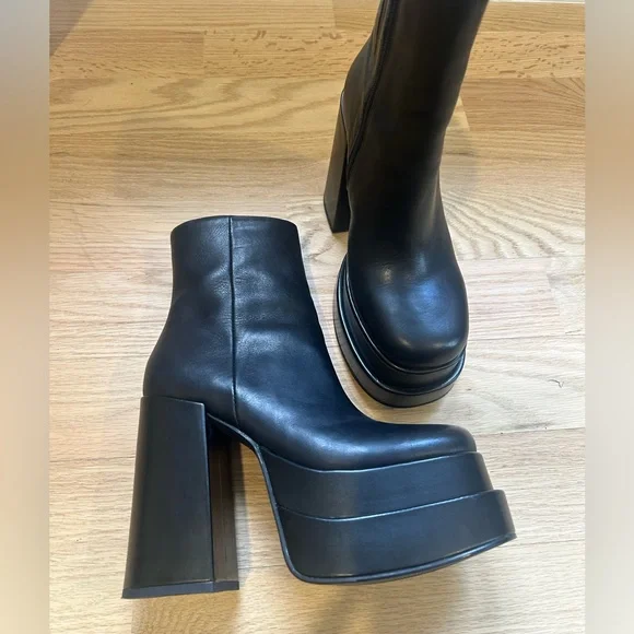 EUC Steve Madden’s ‘Cobra’ Black Genuine Leather Boots, Size 8 - Picture 6 of 10